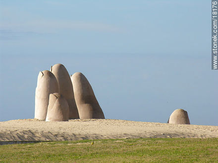 La Mano en la Playa Brava de Punta del Este - Punta del Este y balnearios cercanos - URUGUAY. Foto No. 18176