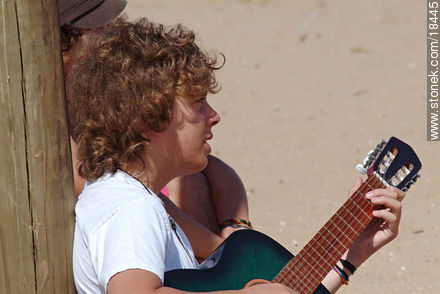 Joven guitarrista - Punta del Este y balnearios cercanos - URUGUAY. Foto No. 18445