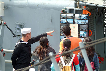 Turistas en un buque con ayuda de un marinero - Departamento de Montevideo - URUGUAY. Foto No. 16333