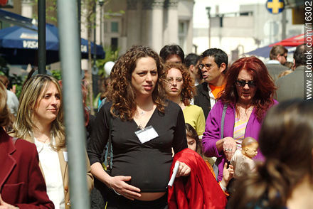 Embarazada con amigas - Departamento de Montevideo - URUGUAY. Foto No. 16302