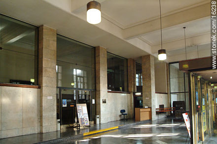 Interior de la Biblioteca Nacional - Departamento de Montevideo - URUGUAY. Foto No. 16238