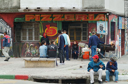 Pizzería en el barrio Palermo - Departamento de Montevideo - URUGUAY. Foto No. 16112