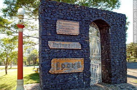 Entrada simbólica al balneario Iporá - Departamento de Tacuarembó - URUGUAY. Foto No. 16069