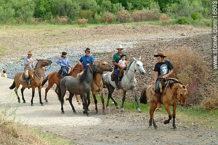 Cabalgata en Valle Edén - Departamento de Tacuarembó - URUGUAY. Foto No. 16503