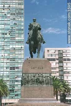 Monumento a Artigas. Pza. Independencia. Montevideo, capital de la República Oriental del Uruguay. - Departamento de Montevideo - URUGUAY. Foto No. 1595