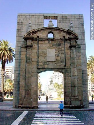 Puerta de la Ciudadela(de oeste a este) - Departamento de Montevideo - URUGUAY. Foto No. 1598