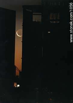 Luna en cuarto creciente entre edificios del barrio Cordón. - Departamento de Montevideo - URUGUAY. Foto No. 1056