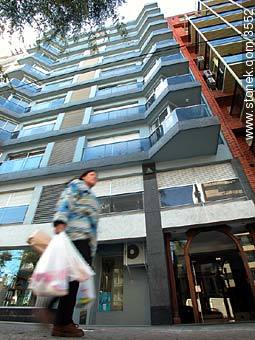 Going shopping in Brazil Ave. and Soca St. - Department of Montevideo - URUGUAY. Photo #3552
