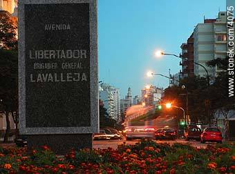 Avenida del Libertador frente al Palacio Legislativo - Departamento de Montevideo - URUGUAY. Foto No. 4075
