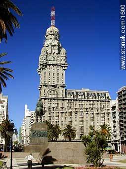 Plaza Independencia. Palacio Salvo - Department of Montevideo - URUGUAY. Photo #1600