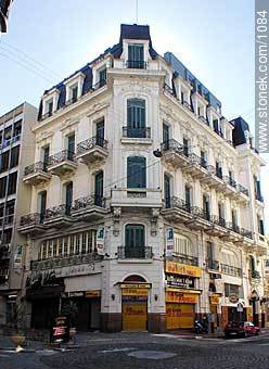 Pedestrian Sarandi street, Plaza Fuerte Hotel.. - Department of Montevideo - URUGUAY. Photo #1084