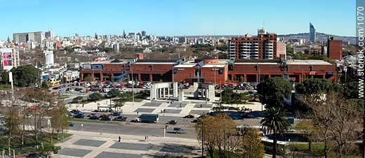 Bvar. Artigas. Terminal de Omnibus y Shopping de Tres Cruces - Departamento de Montevideo - URUGUAY. Foto No. 1070