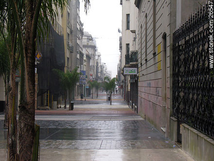 Peatonal Sarandí un domingo de invierno con niebla. - Departamento de Montevideo - URUGUAY. Foto No. 26547