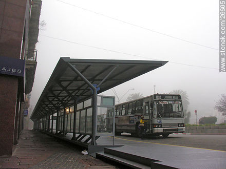 Bus station in Independence square (2005) - Department of Montevideo - URUGUAY. Photo #26605