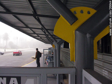 Terminal de ómnibus de la Plaza Independencia (2005) - Departamento de Montevideo - URUGUAY. Foto No. 26644