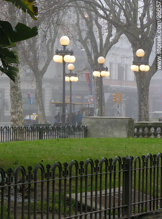 Plaza Libertad un domingo invernal con niebla - Departamento de Montevideo - URUGUAY. Foto No. 26657