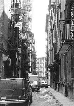 Backstreet in Chinatown. - State of New York - USA-CANADA. Photo #1950