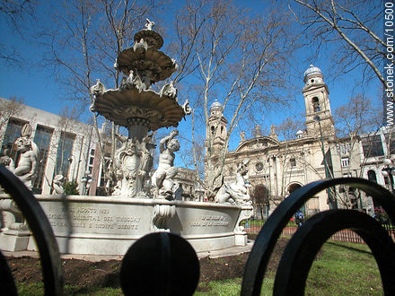 Fuente de la Plaza Constitución - Departamento de Montevideo - URUGUAY. Foto No. 10500