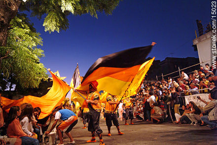 Flamear de banderas al anochecer - Departamento de Montevideo - URUGUAY. Foto No. 15023