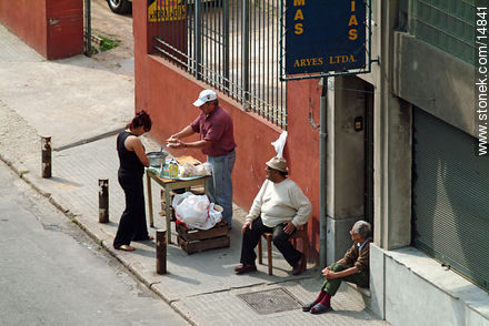 Venta de chorizos al paso - Departamento de Montevideo - URUGUAY. Foto No. 14841
