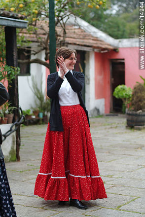 Dama sonriente en baile tradicional - Departamento de Montevideo - URUGUAY. Foto No. 14944