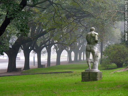 Parque Batlle un día de niebla - Departamento de Montevideo - URUGUAY. Foto No. 14975