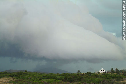 Tormenta de verano en Punta Negra - Departamento de Maldonado - URUGUAY. Foto No. 14354