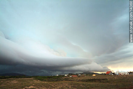 Tormenta de verano en Punta Negra - Departamento de Maldonado - URUGUAY. Foto No. 14360