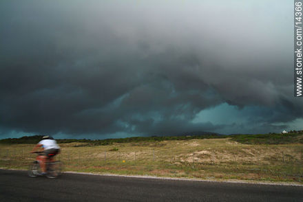 Tormenta de verano en Punta Negra - Departamento de Maldonado - URUGUAY. Foto No. 14366