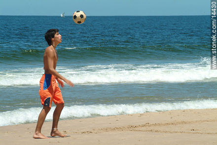 Juego de pelota en la playa - Departamento de Maldonado - URUGUAY. Foto No. 14430
