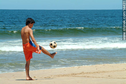 Juego de pelota en la playa - Departamento de Maldonado - URUGUAY. Foto No. 14431