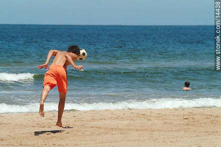 Juego de pelota en la playa - Departamento de Maldonado - URUGUAY. Foto No. 14438