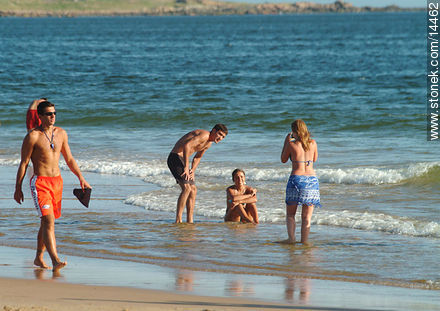 Guardavidas y bañistas en la playa San Francisco - Departamento de Maldonado - URUGUAY. Foto No. 14462