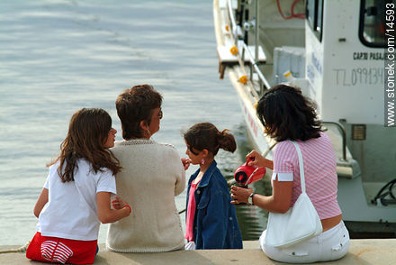 Familia observando el mar y tomando mate en el puerto - Departamento de Maldonado - URUGUAY. Foto No. 14593