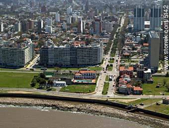 Luis Alberto de Herrera al norte. límite de Buceo y Pocitos. Club Banco Comerical - Departamento de Montevideo - URUGUAY. Foto No. 5142