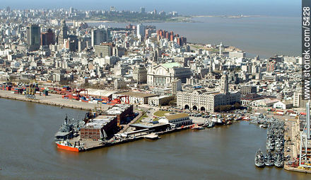 Puerto. Centro y al fondo Punta Carretas. - Departamento de Montevideo - URUGUAY. Foto No. 5211
