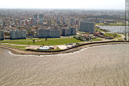 Pocitos. Sea Garden (ex Kibon) en primer plano. Bahía del Puerto del Buceo a la derecha. - Departamento de Montevideo - URUGUAY. Foto No. 5319