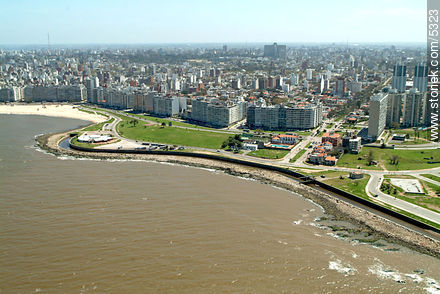 Playa Pocitos (izq) Av. L. A. de Herrera - Departamento de Montevideo - URUGUAY. Foto No. 5323