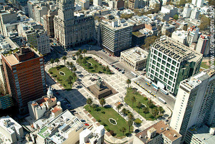 Independence Square. Right: Ciudadela building. - Department of Montevideo - URUGUAY. Photo #5361