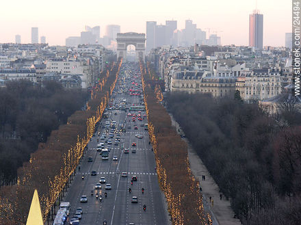 Avenue des Champs Elysées y Arc de Triomphe. Más lejos: La Défense. - París - FRANCIA. Foto No. 24494