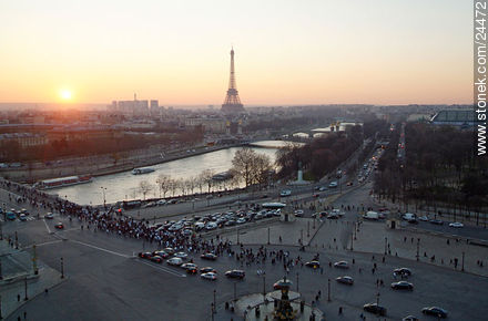 Manifestación en la Place de la Concorde. Río Sena. Tour Eiffel. - París - FRANCIA. Foto No. 24472