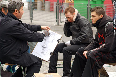 Dibujantes en el centro Pompidou - París - FRANCIA. Foto No. 24727