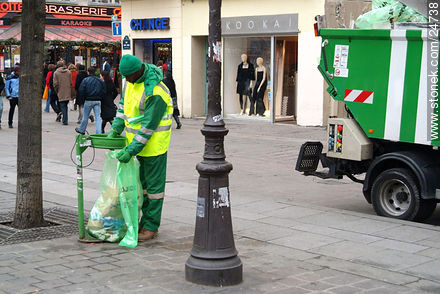 Recolección de residuos en la rue St. Martin - París - FRANCIA. Foto No. 24738