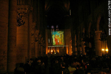 Proyección sobre tela transparente en el interior de Notre Dame - París - FRANCIA. Foto No. 24788