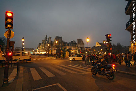 Al pont D'Arcole.  Al fondo la Intendencia de Paris (Hôtel de Ville) - París - FRANCIA. Foto No. 24797