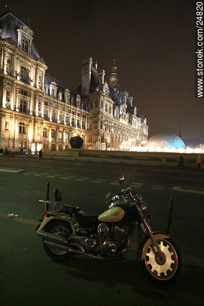 Hôtel de Ville. Moto en rue de Rivoli. - París - FRANCIA. Foto No. 24820