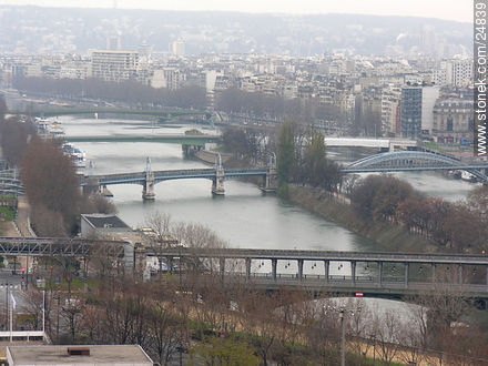 Pont de Bir-Hakeim (primer plano). Puente ferroviario. Pont Grenelle - París - FRANCIA. Foto No. 24839