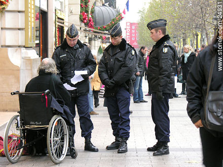Policías parisinos pidiendo papeles a un discapacitado. - París - FRANCIA. Foto No. 24931