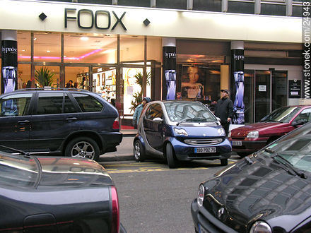 La ventaja de estacionar un auto Smart pequeño. Tienda Foox en una perpendicular a Champs Elysées - París - FRANCIA. Foto No. 24943