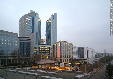 Edificios modernos de La Défense - París - FRANCIA. Foto No. 25000